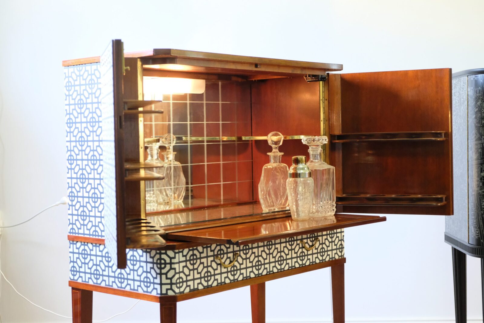 DSCF0866 Barschrank schwarz-weiß – Swedish Modern, um 1940