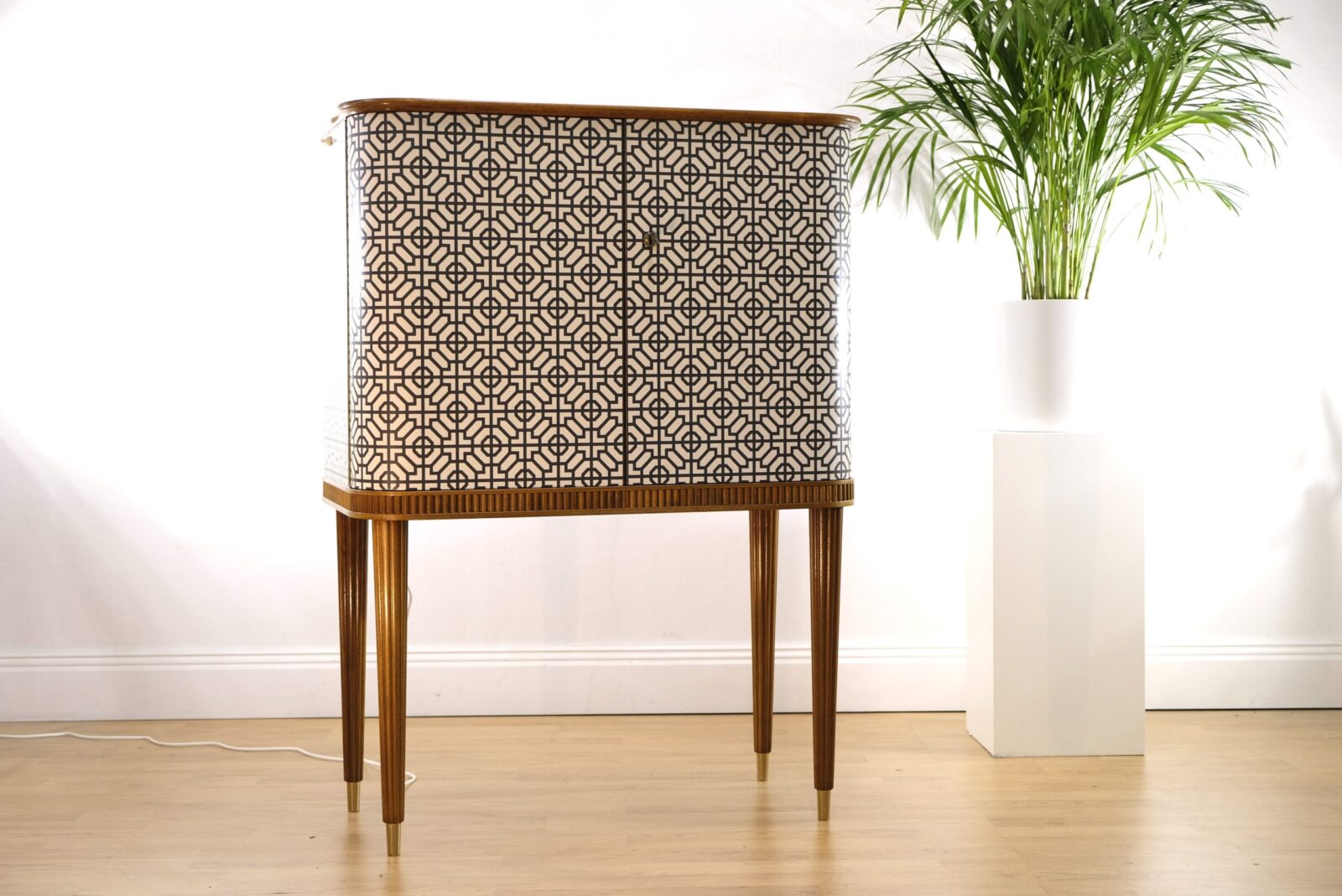 _DSF6064 Barschrank schwarz-weiß mit Mahagoni – Swedish Modern, 1940er