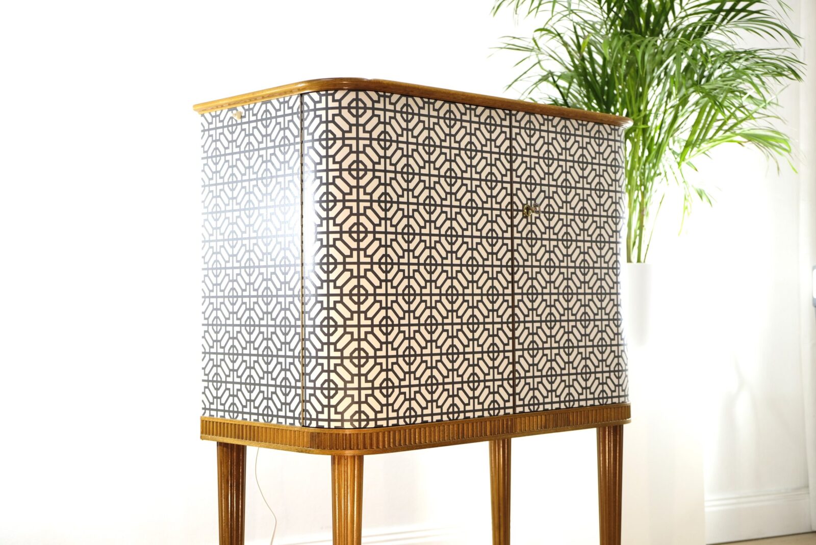 _DSF6066 Barschrank schwarz-weiß mit Mahagoni – Swedish Modern, 1940er