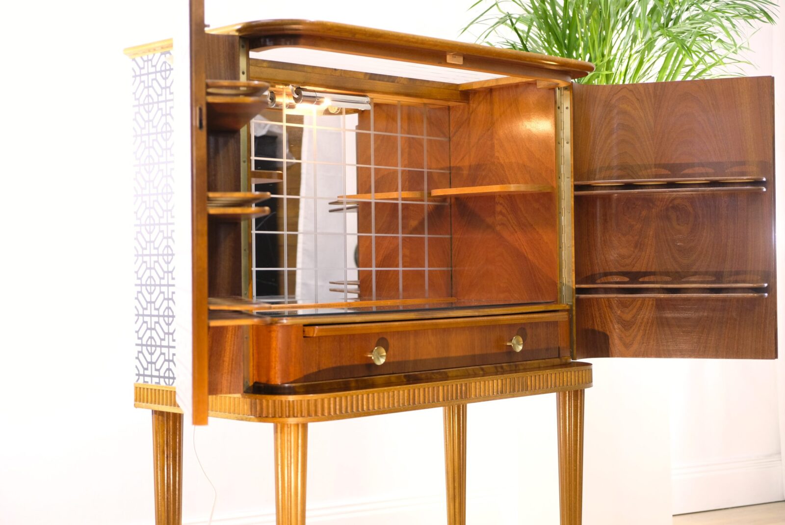 _DSF6067 Barschrank schwarz-weiß mit Mahagoni – Swedish Modern, 1940er