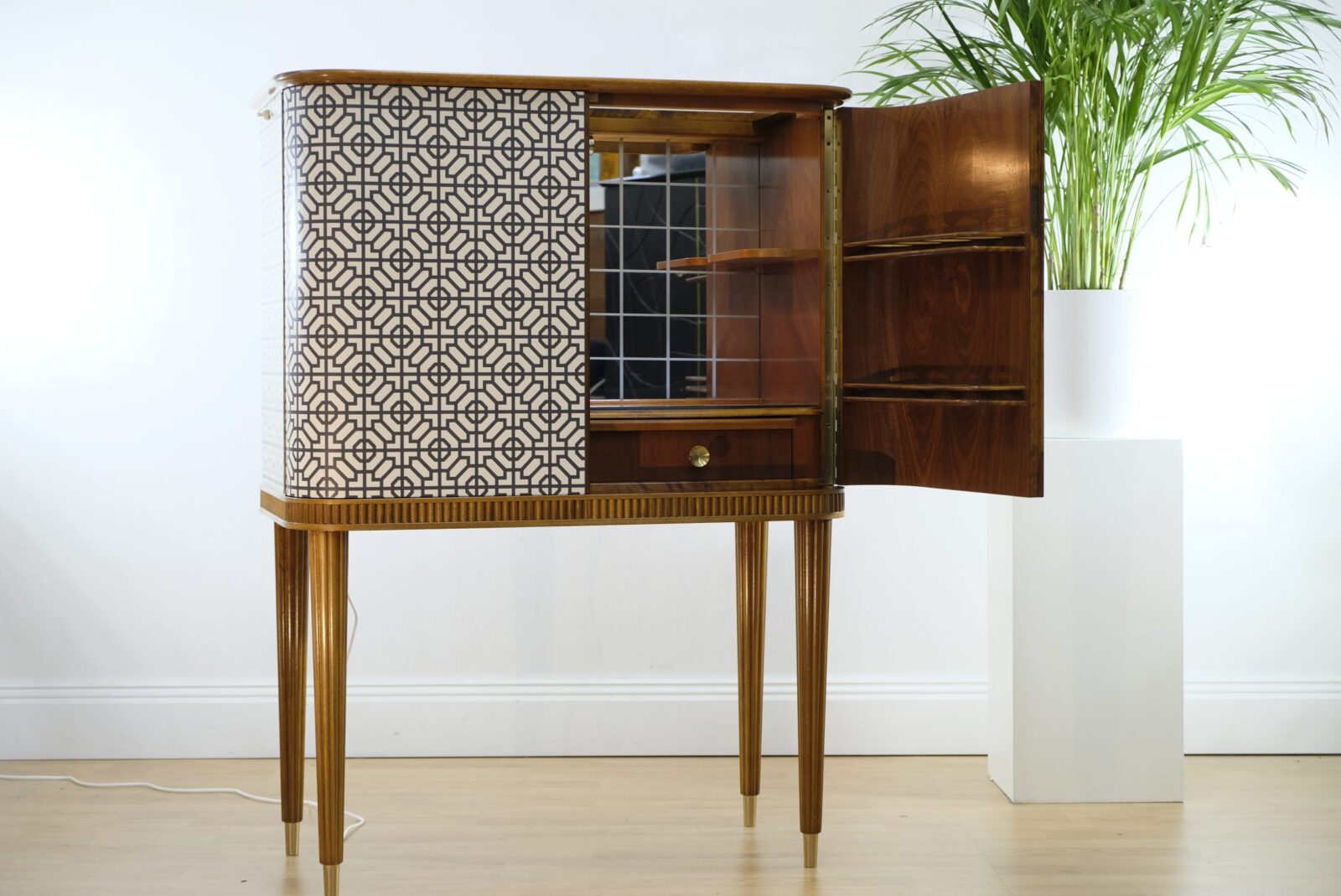 _DSF6073 Barschrank schwarz-weiß mit Mahagoni – Swedish Modern, 1940er