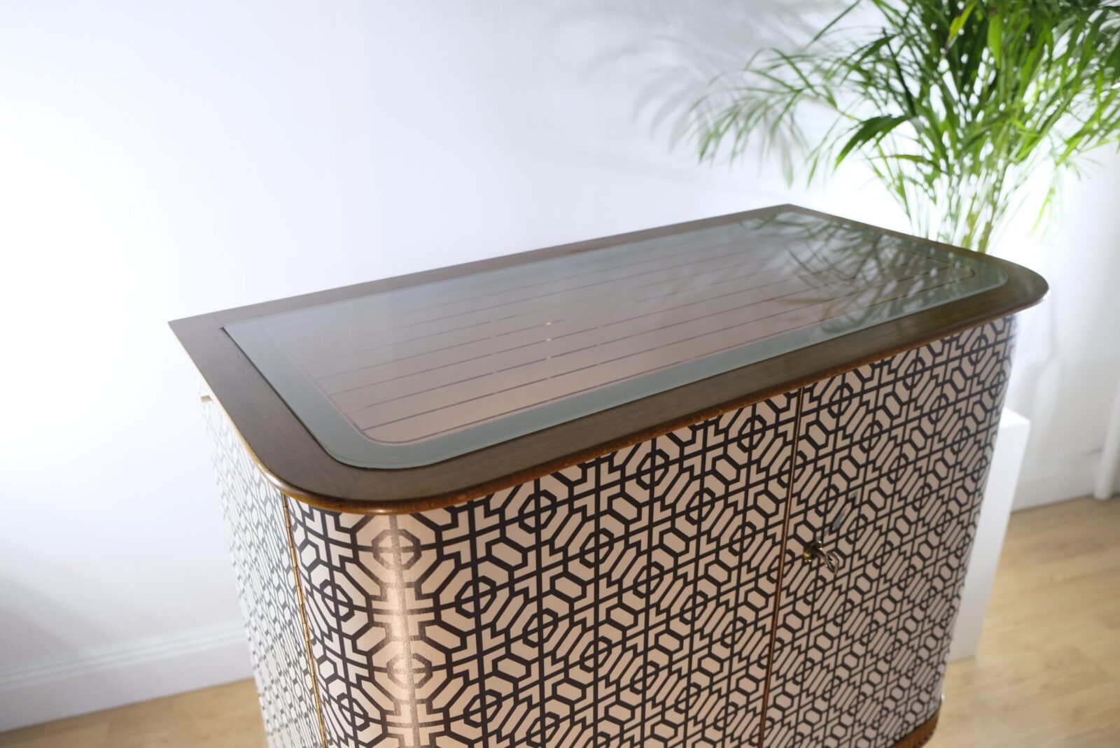 _DSF6074 Barschrank schwarz-weiß mit Mahagoni – Swedish Modern, 1940er