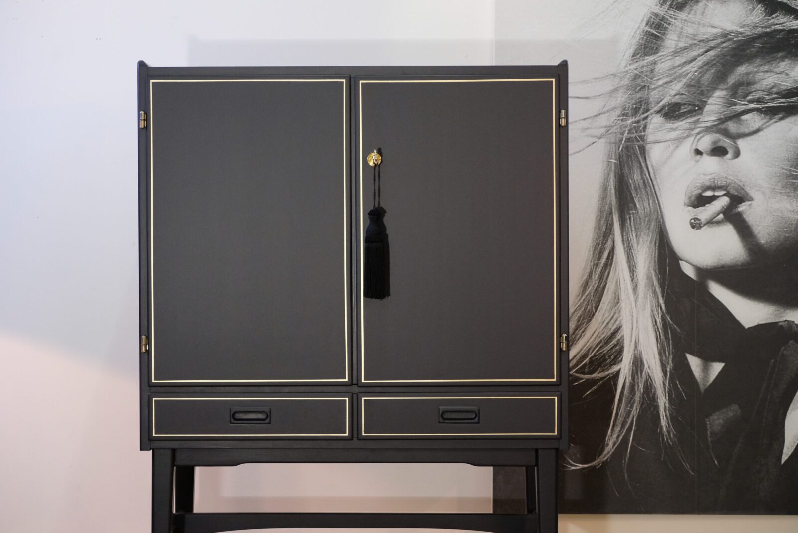 barskap-558.3 Black Drinks Cabinet with Gold Frame – Vintage, 1950s