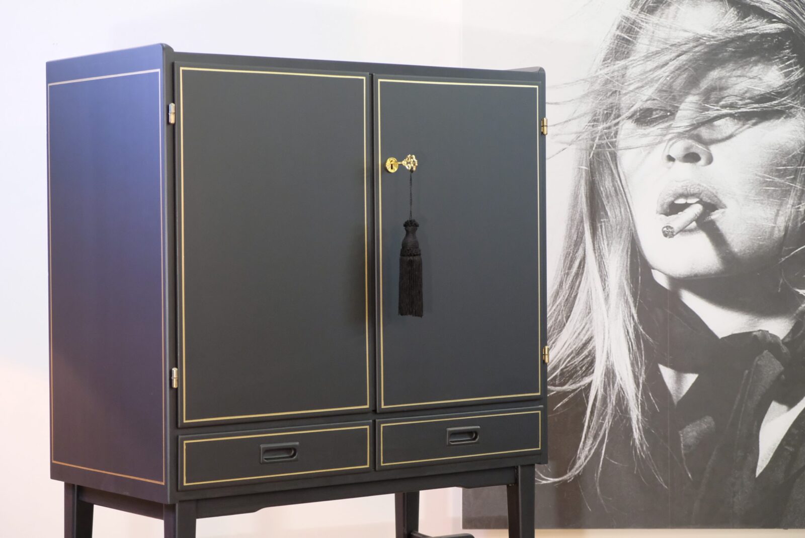 barskap-558.4 Black Drinks Cabinet with Gold Frame – Vintage, 1950s