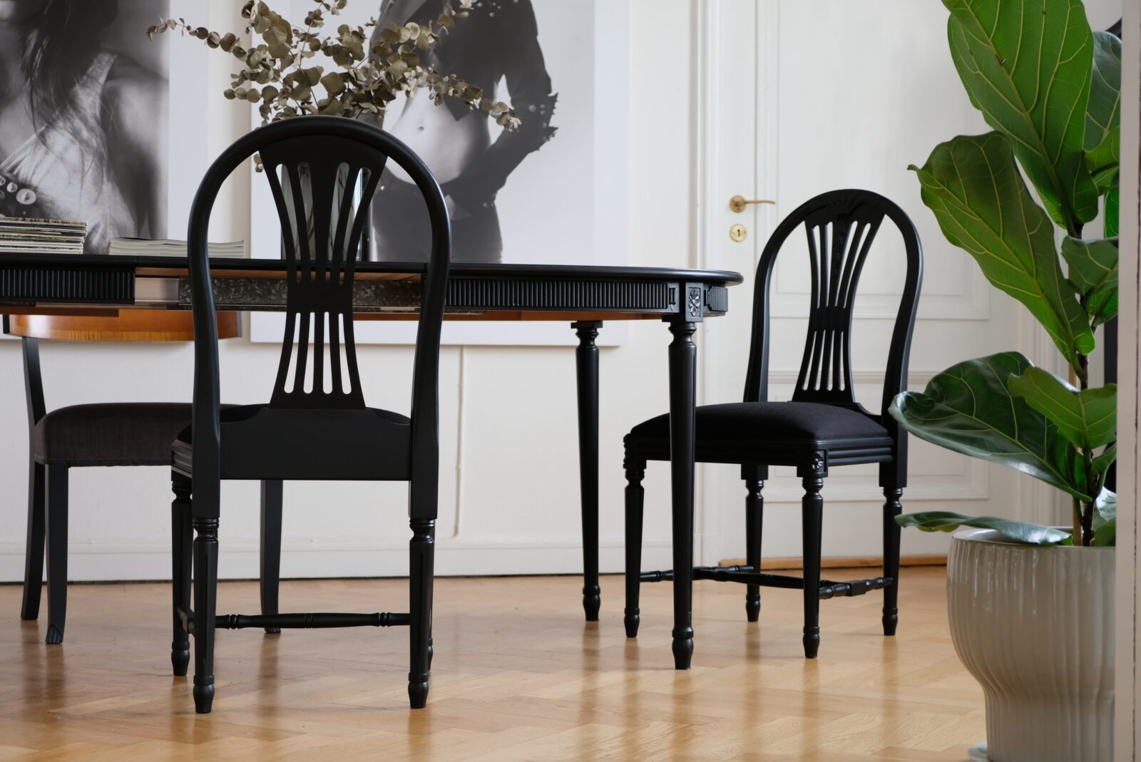 Chaises noires – gustaviennes, modèle Axet années 1950