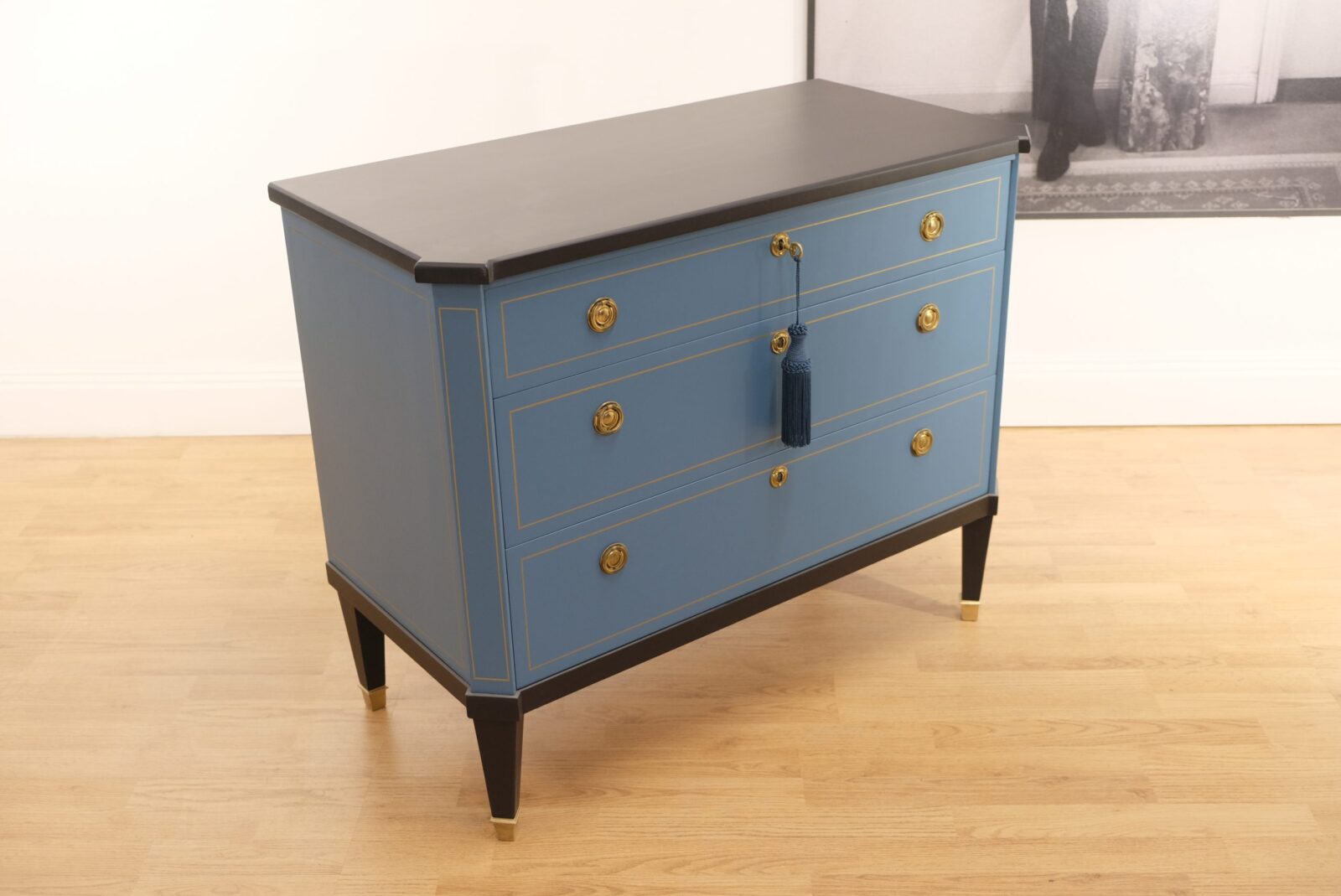 Cómoda azul-petróleo com dourado – gustaviana, restaurada