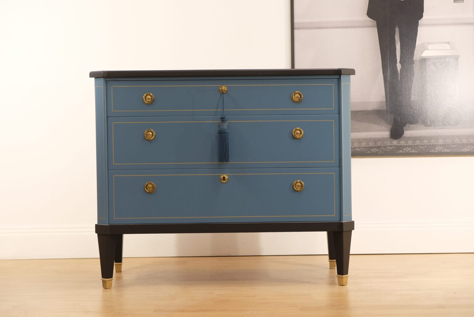 Cómoda azul-petróleo com dourado – gustaviana, restaurada