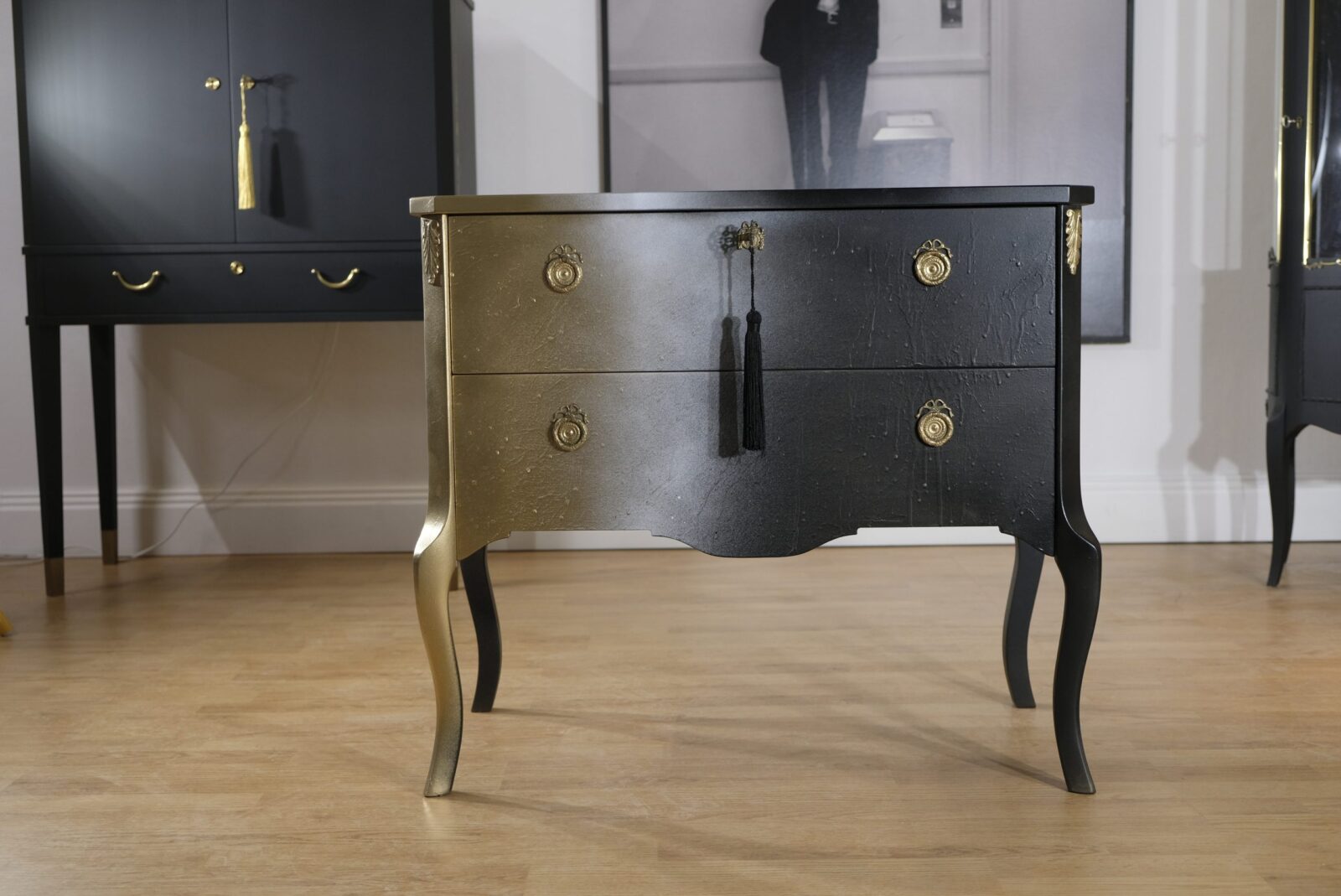 Commode noir et blanc avec or – gustavienne, style Haupt