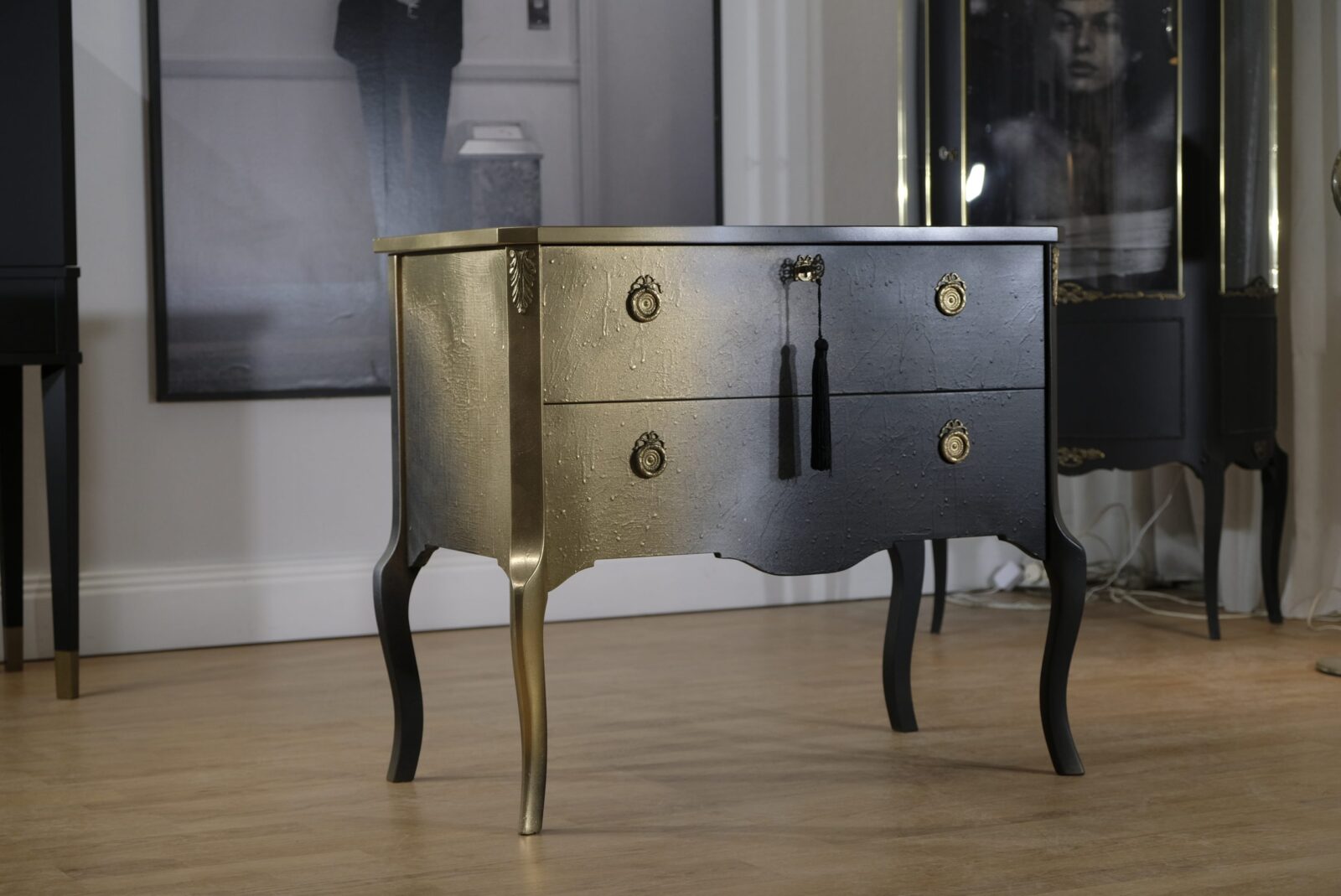 Commode noir et blanc avec or – gustavienne, style Haupt
