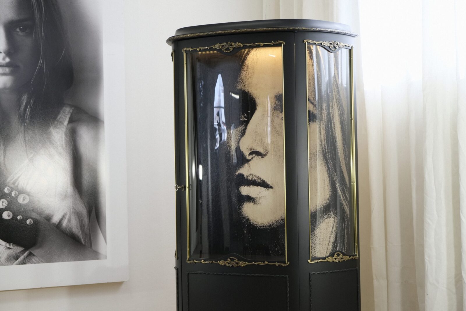 vitrinskap-331 Vitrine schwarz mit Messingdetails – Louis-seize, antik