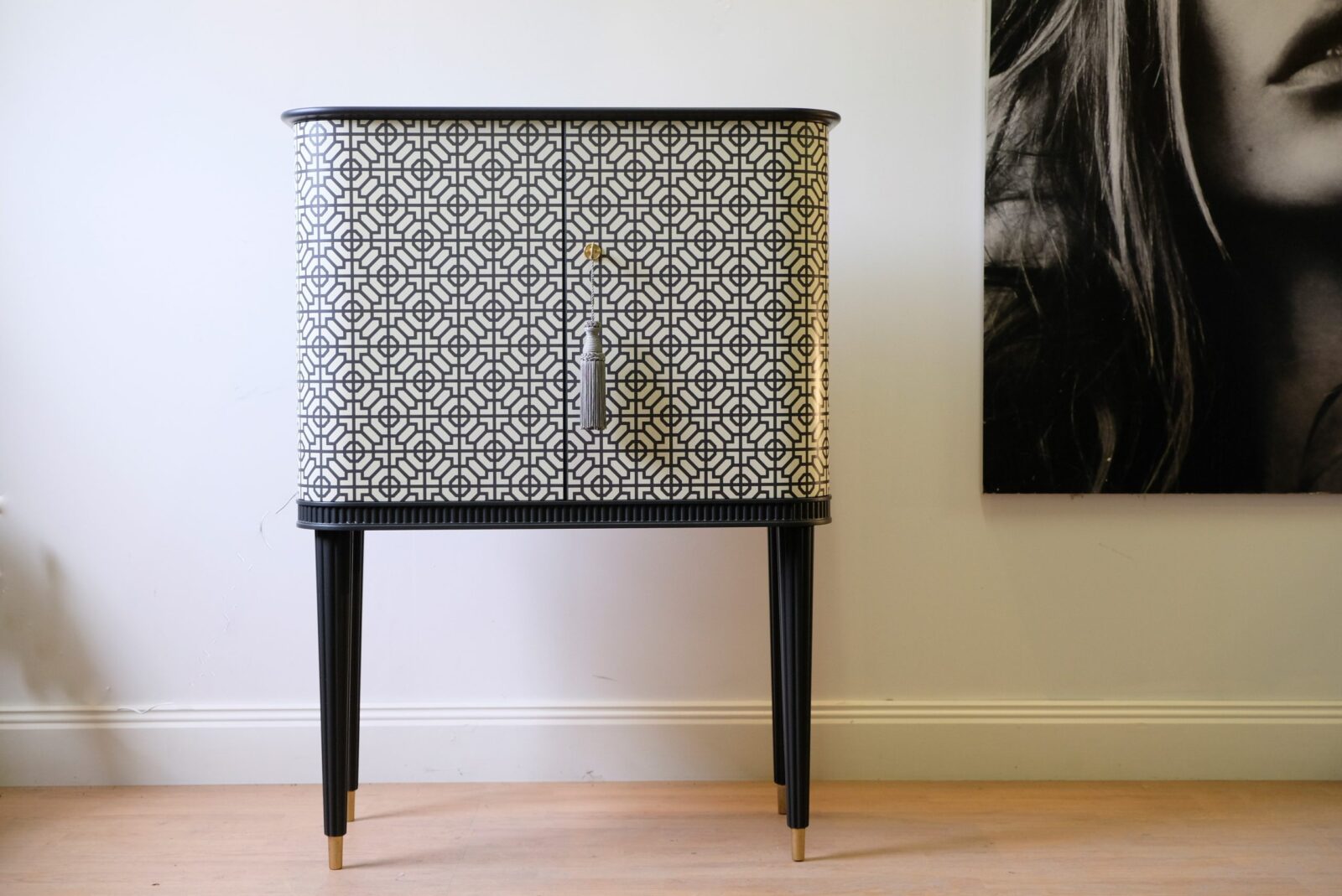 barskap-1003 Móvel bar preto e branco – Swedish Grace, anos 1940