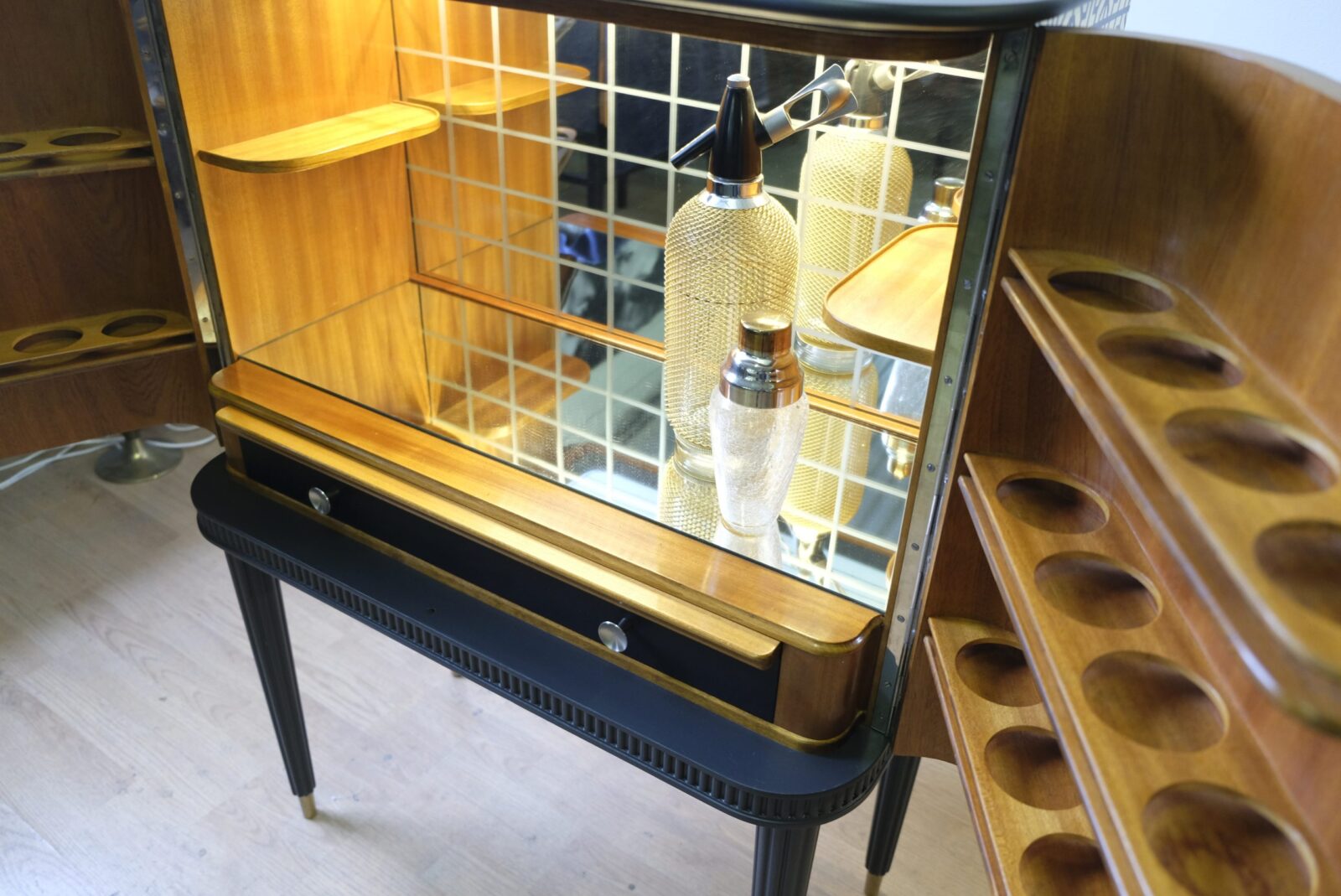 barskap-1003.3 Móvel bar preto e branco – Swedish Grace, anos 1940