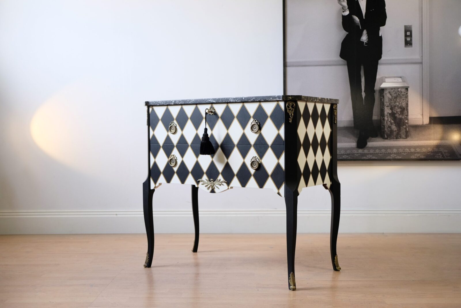 Commode arlequin noir, blanc et or – avec plateau en marbre