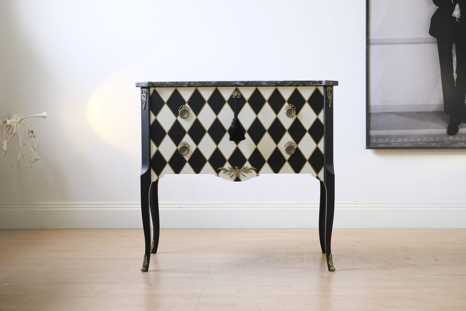 Commode arlequin noir, blanc et or – avec plateau en marbre