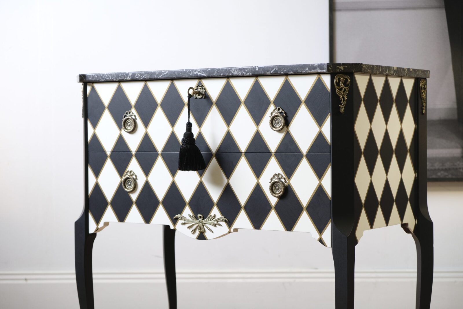 Commode arlequin noir, blanc et or – avec plateau en marbre