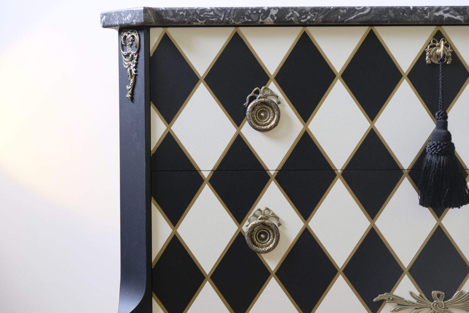 Commode arlequin noir, blanc et or – avec plateau en marbre