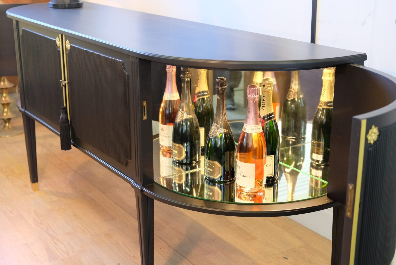 sideboard-593.2 Sideboard mit Barfach schwarz – gustavianisch, 1960er