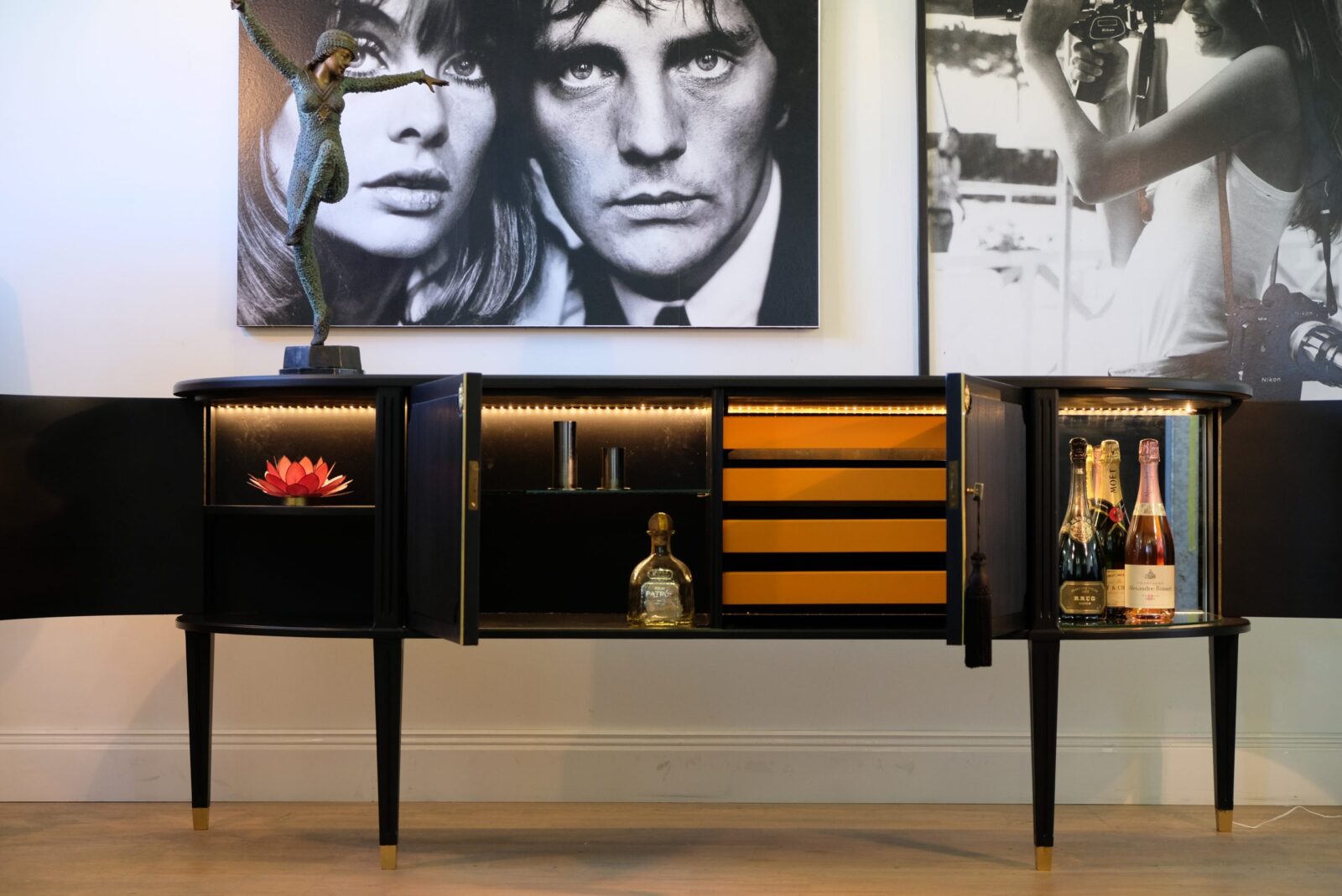 sideboard-593.3 Sideboard mit Barfach schwarz – gustavianisch, 1960er