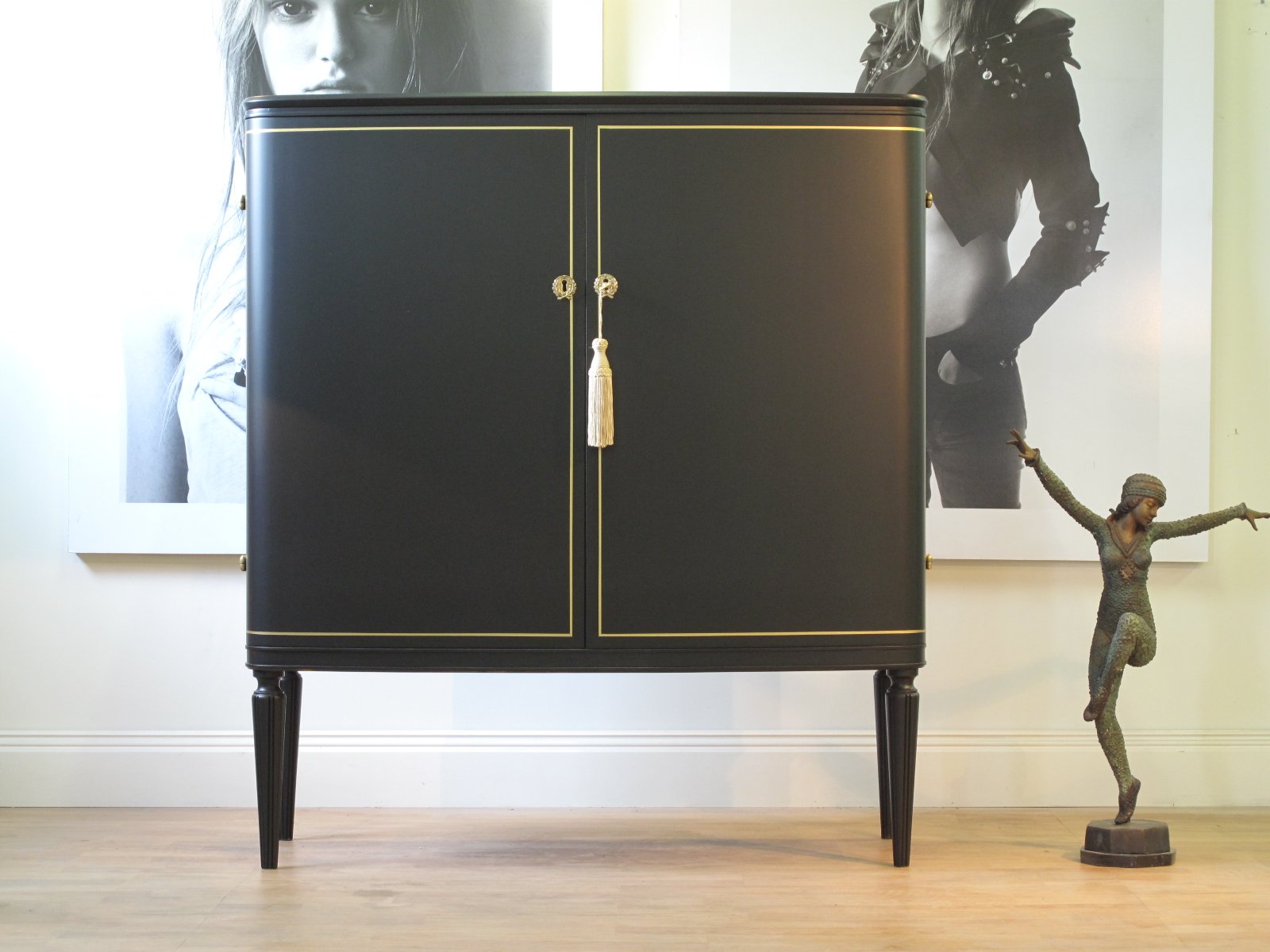 antikt-skap-ca-1930-svart-bladguld.1_f Armoire noire à lignes en feuille d'or – ancienne, vers 1930