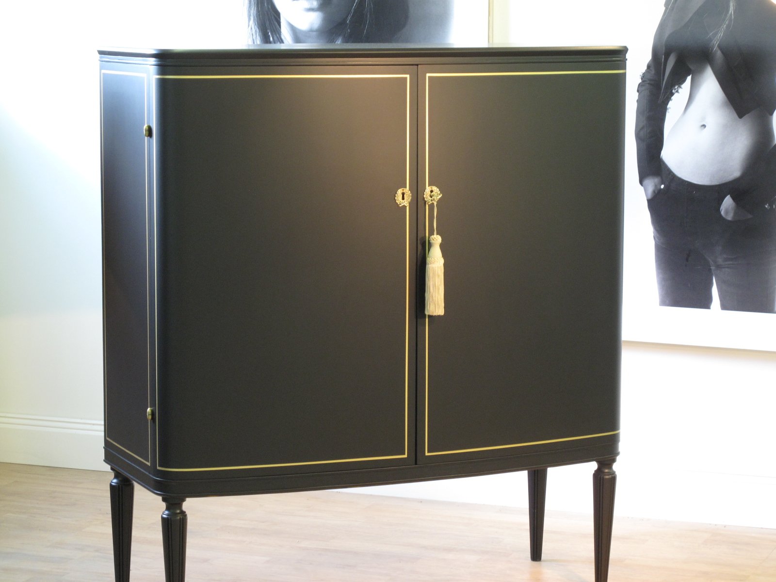 antikt-skap-ca-1930-svart-bladguld.5_f Armoire noire à lignes en feuille d'or – ancienne, vers 1930