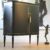 antikt-skap-ca-1930-svart-bladguld_f Armoire noire à lignes en feuille d'or – ancienne, vers 1930