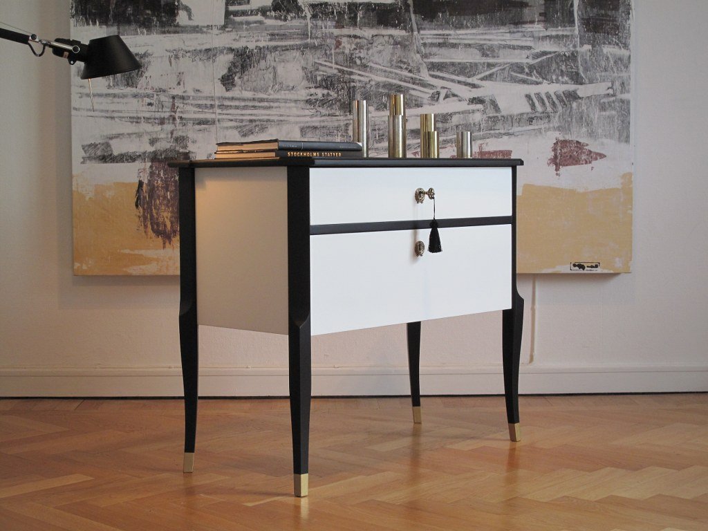 Commode noir et blanc – gustavienne, ferrures en laiton