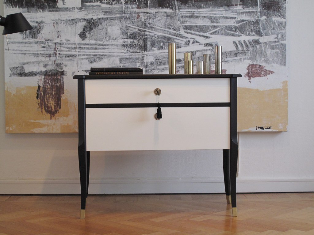 Commode noir et blanc – gustavienne, ferrures en laiton