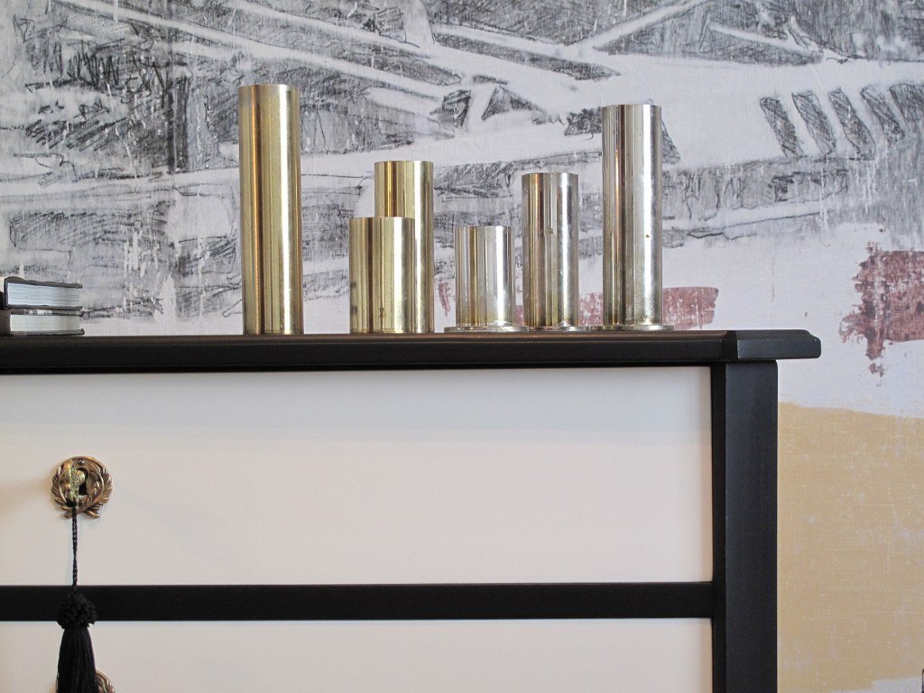 Commode noir et blanc – gustavienne, ferrures en laiton