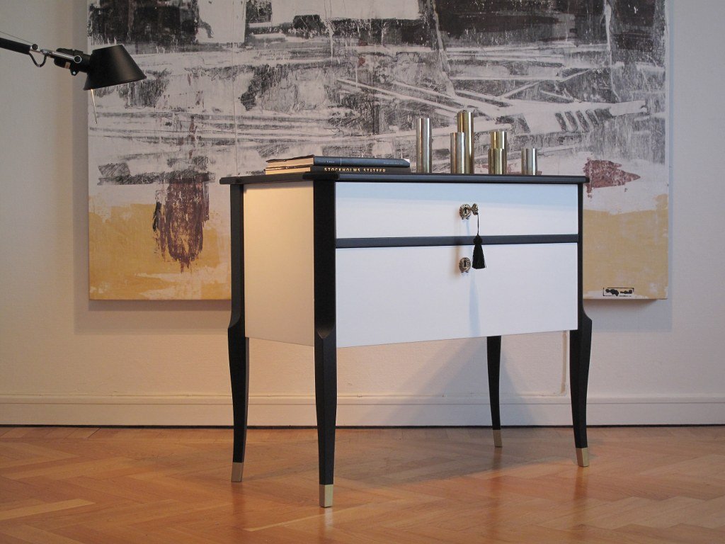 Commode noir et blanc – gustavienne, ferrures en laiton