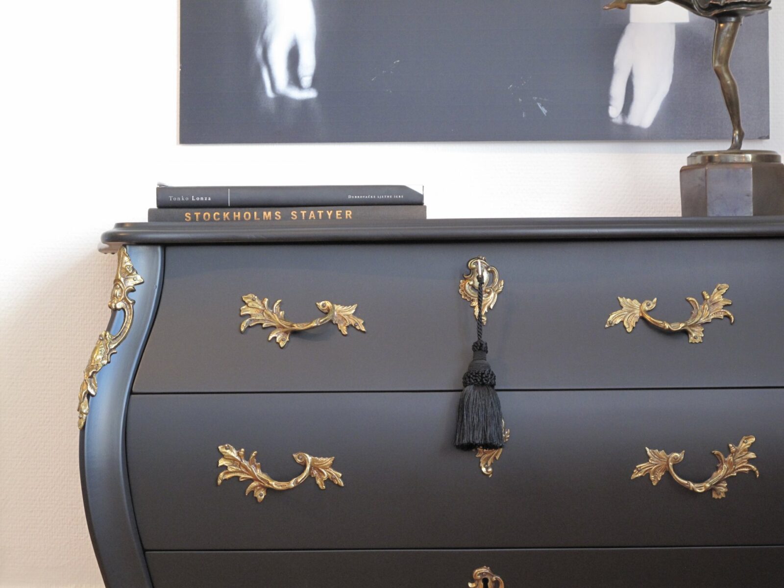 byra-212.3_f Matt black chest of drawers – Rococo, antique