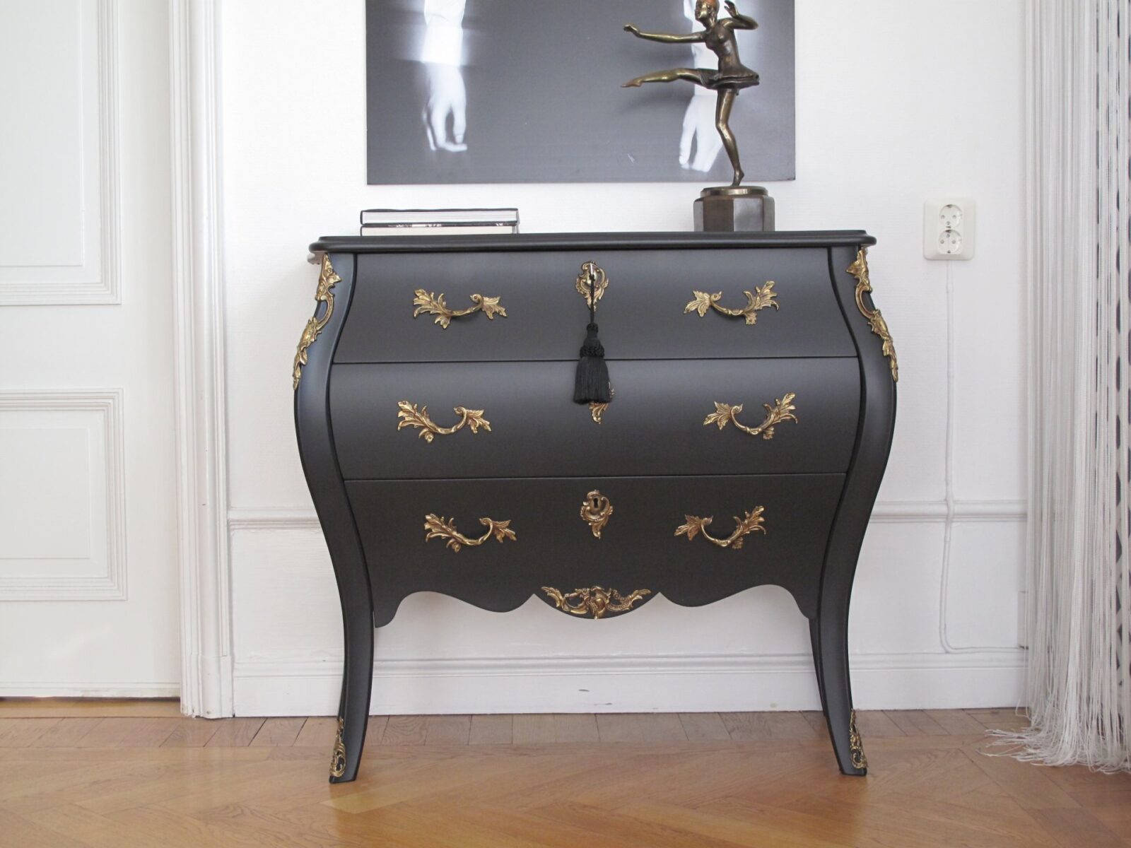 byra-212.4_f Matt black chest of drawers – Rococo, antique