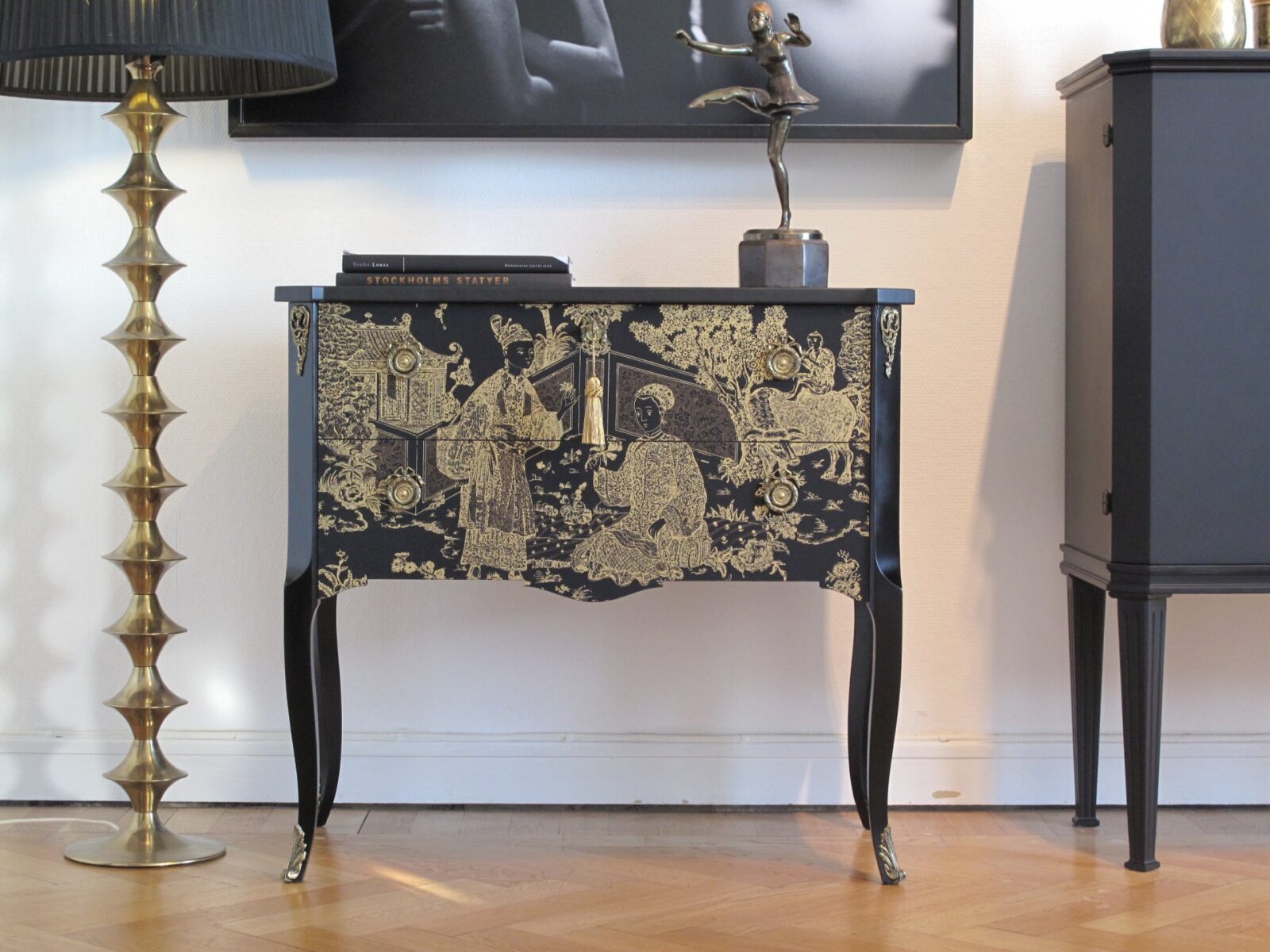 byra-Gustavian_2 Kommode schwarz mit Blattgold – gustavianisch, Chinoiserie