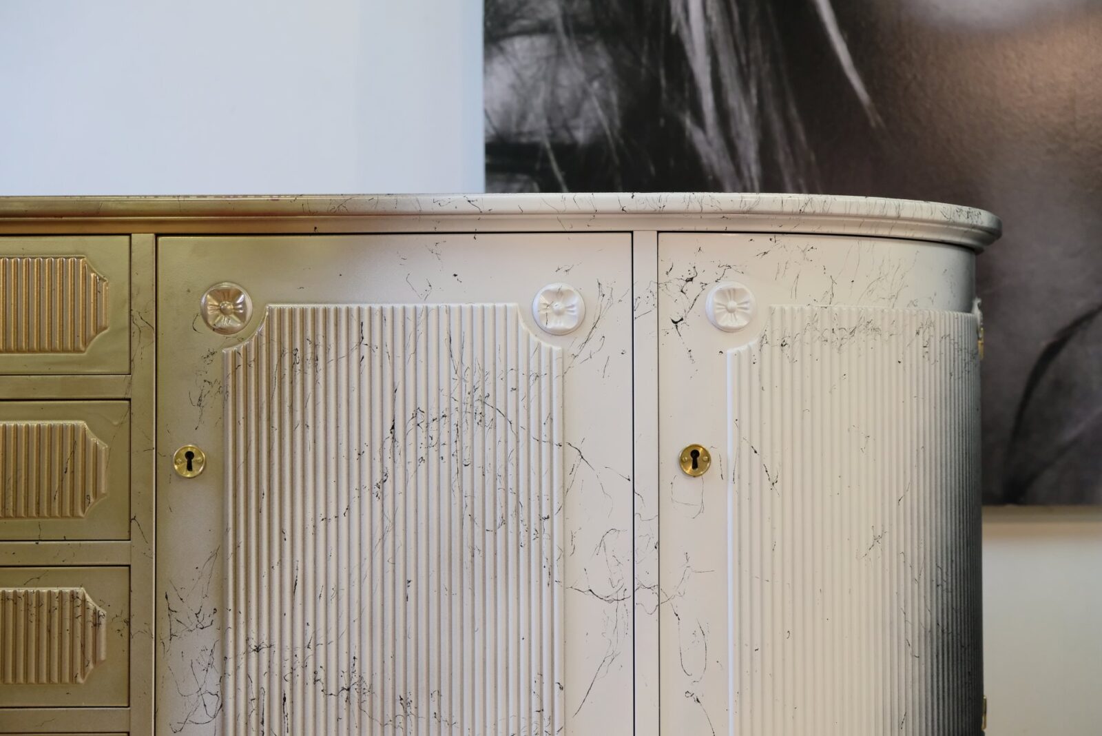 sideboard-178.1_f Buffet noir, blanc et or – gustavien, années 1940