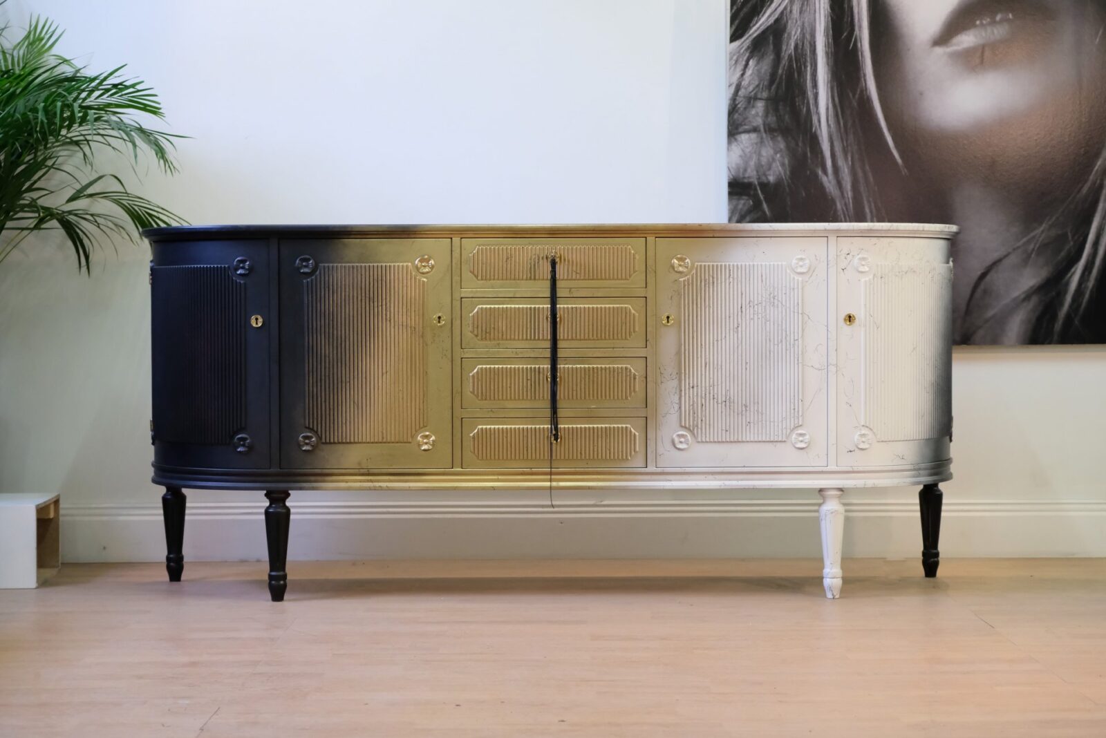 sideboard-178_f Buffet noir, blanc et or – gustavien, années 1940
