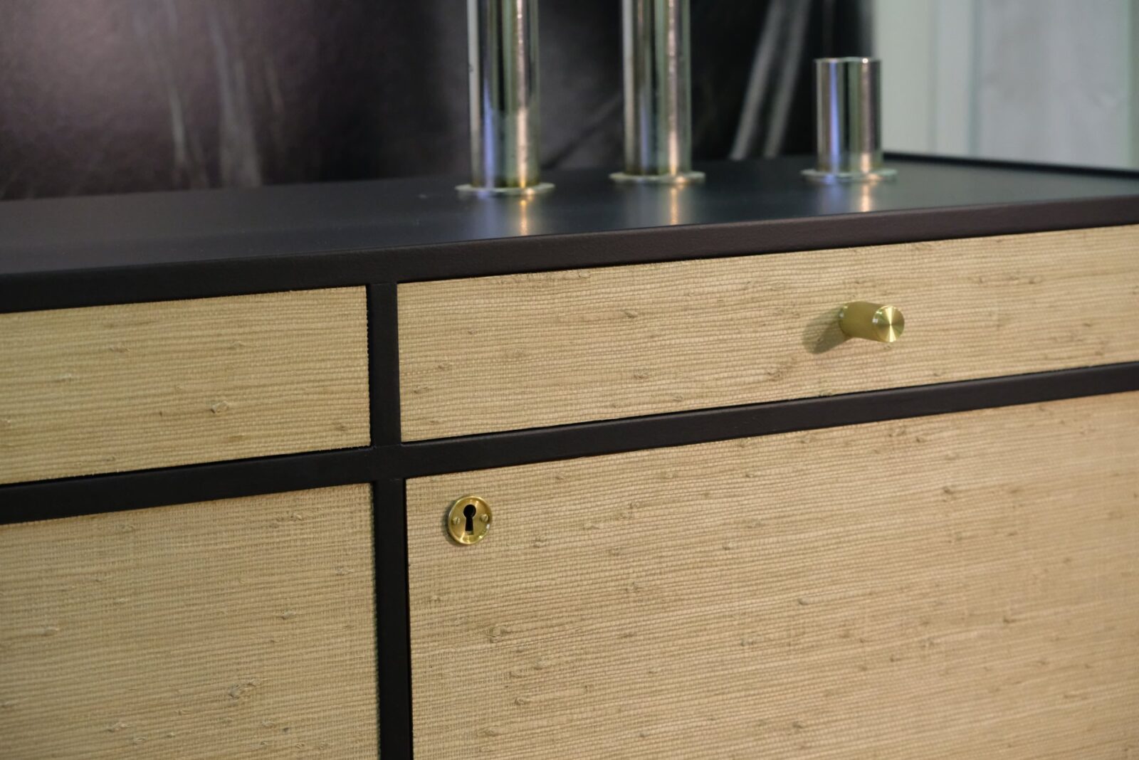 Sideboard schwarz mit Seegras – Vintage, 1960er