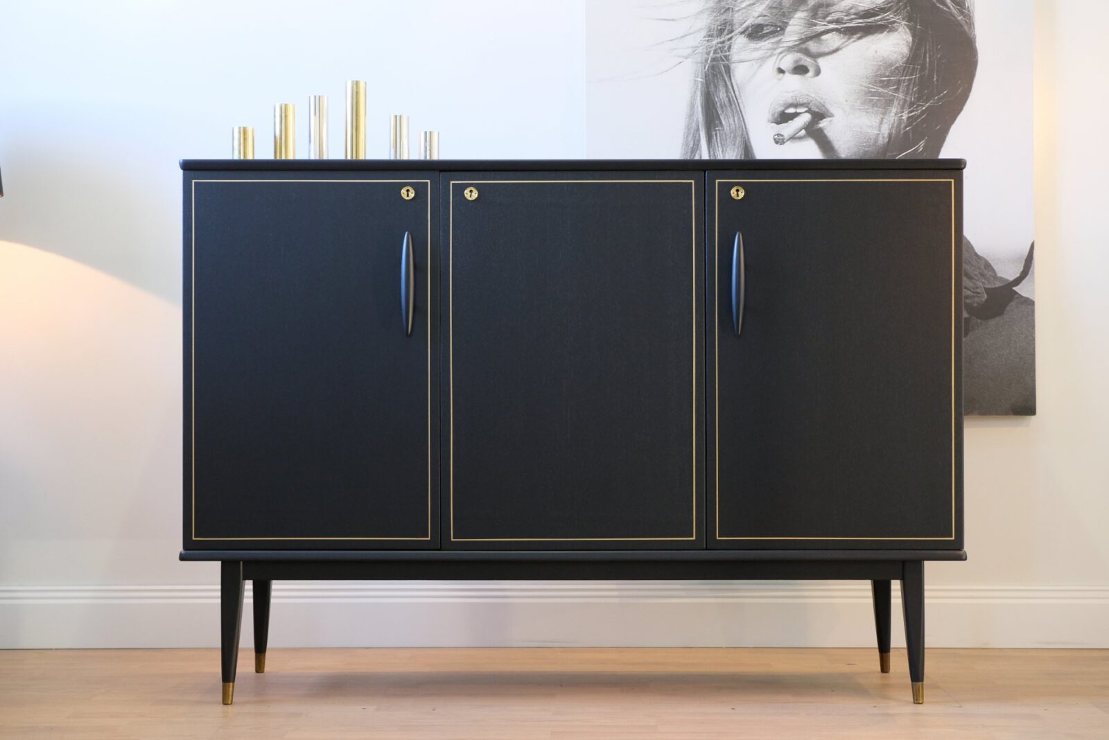 skap-656_f Sideboard Teak schwarz mit Goldrahmen – 1960er