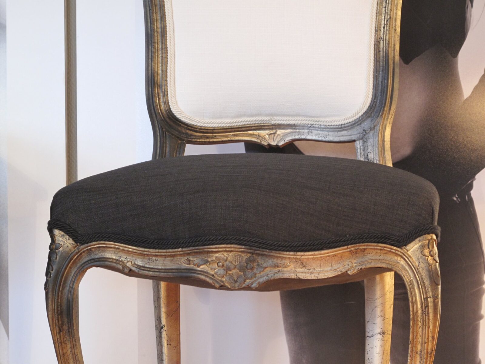 stolar-221.4_f Cadeira preto e branco – rococó, estofo em linho