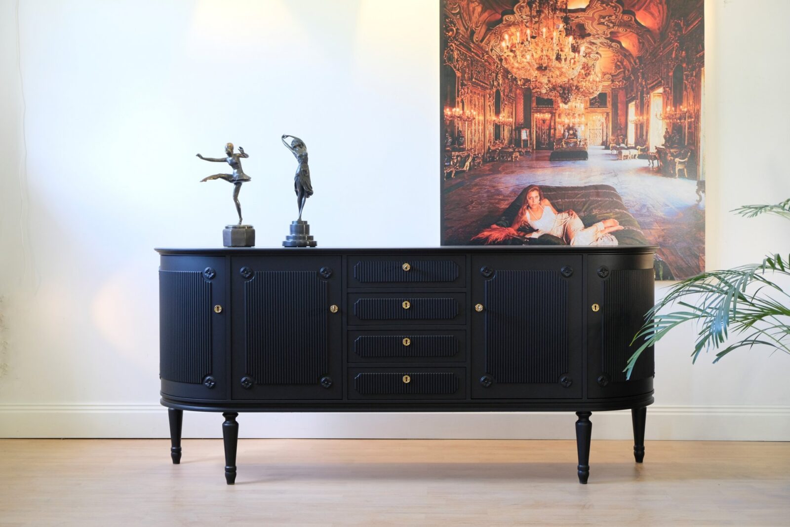 sideboard-605_f Sideboard schwarz matt – gustavianisch, Messingbeschläge